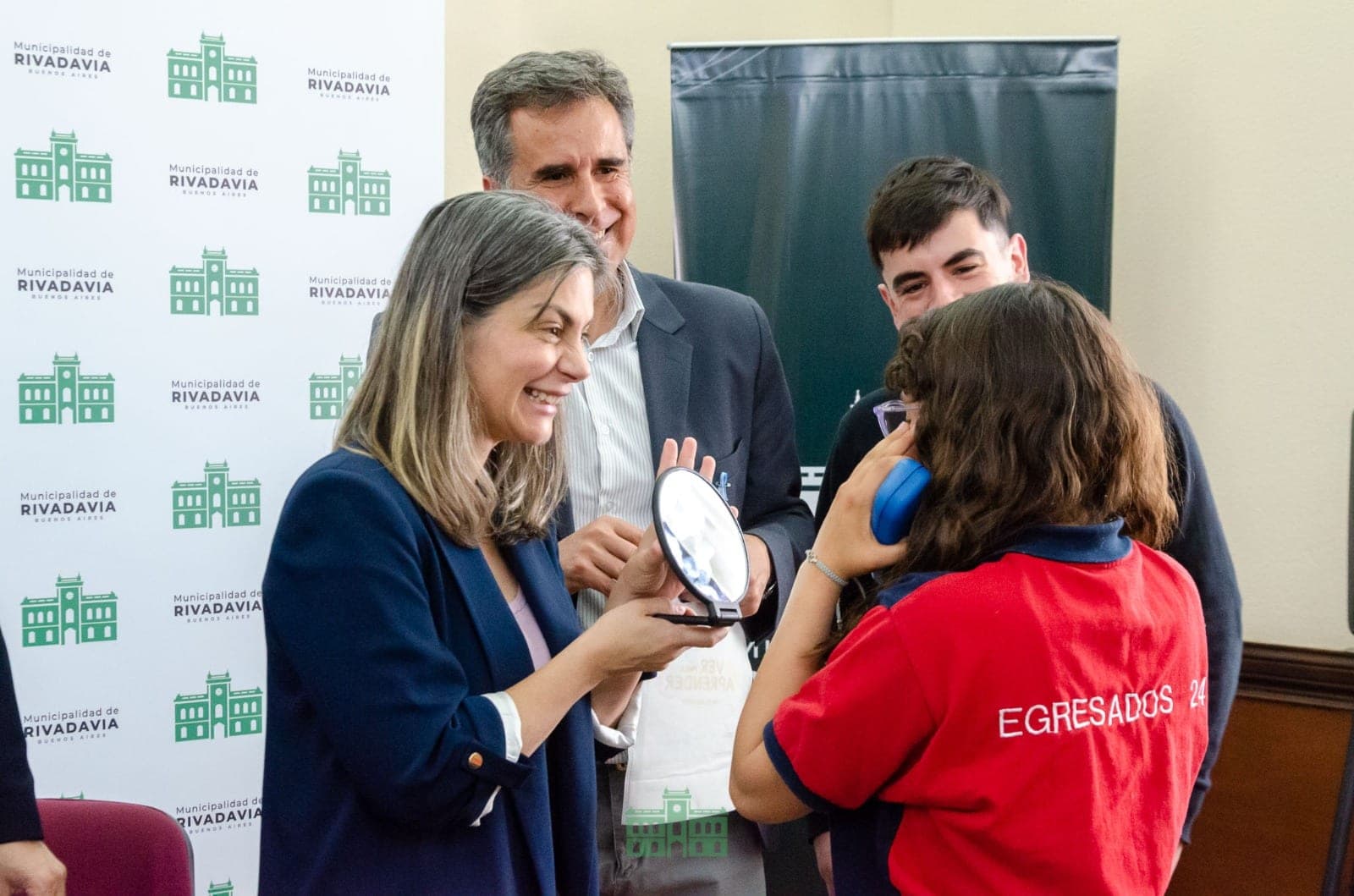 Micaela Ferraro durante una entrega de anteojos a estudiantes en Rivadavia