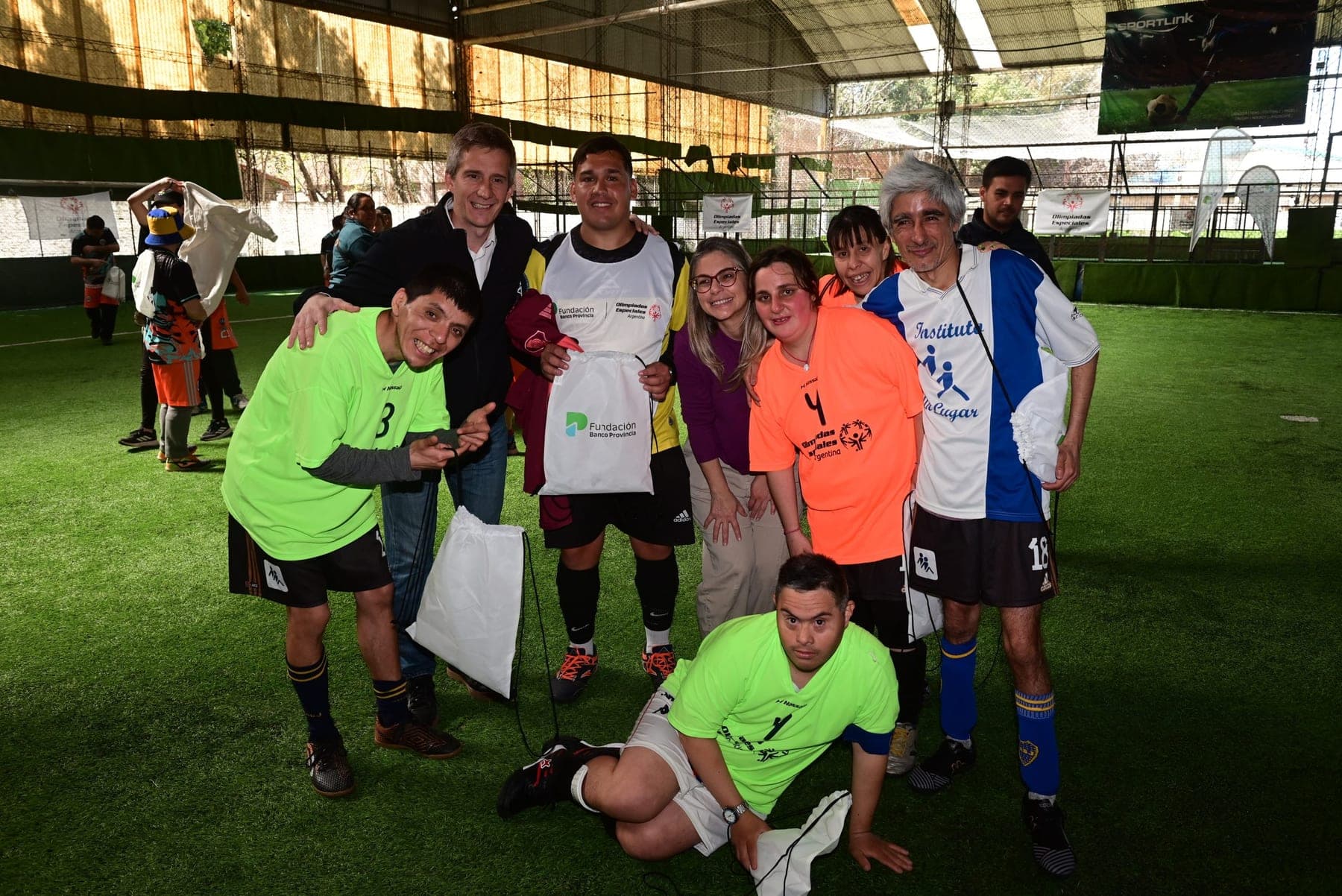 Micaela Ferraro junto a participantes de la liga de fútbol inclusivo en Tigre